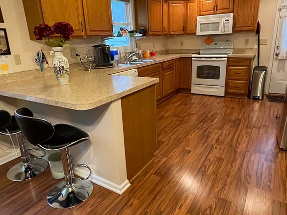 Picture of the kitchen, taken from the livingroom