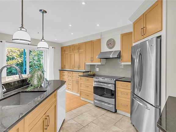 4th image of 214 Dartmoor Cres