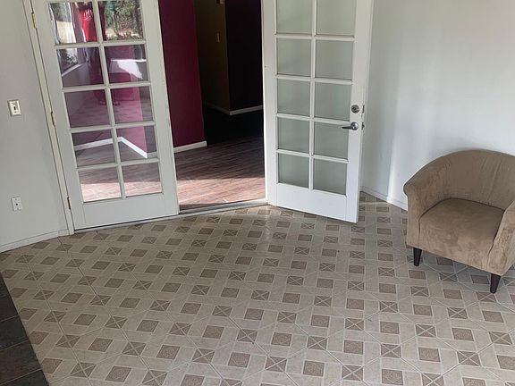 4th image of 801 Beyer Way