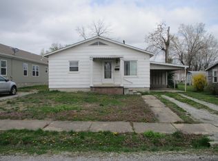 1205 E Bond St, Benton, IL 62812