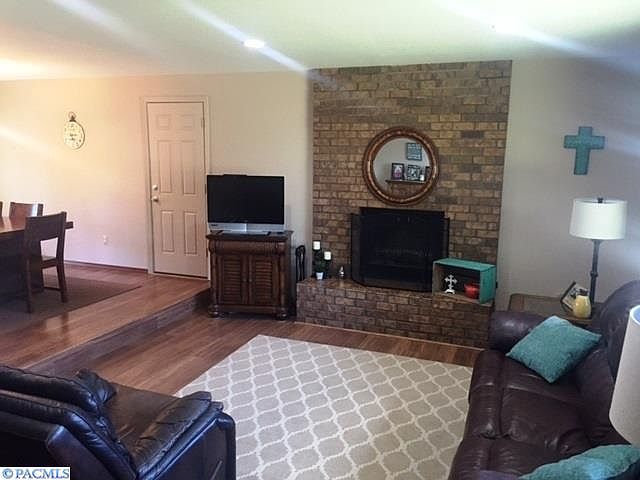 2nd image of 807 Cottonwood Loop
