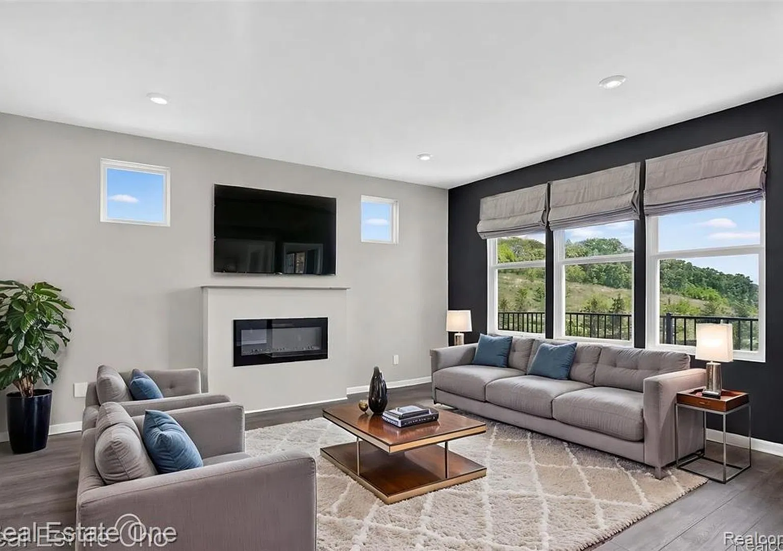 Modern 3-Bedroom Condo in Lake Orion Near I-75 — Photo 4