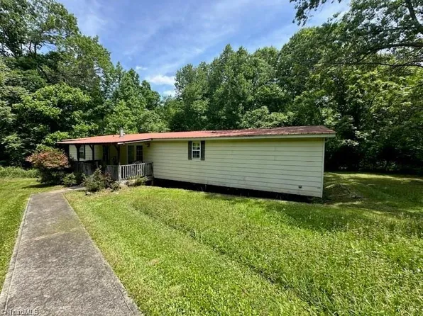 1035 Maeola Ln, Pinnacle, NC 27043