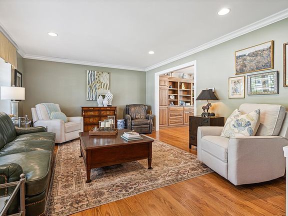 5th image of 401 Aurora Ct