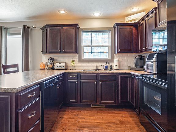 5th image of 237 Maplewood Drive