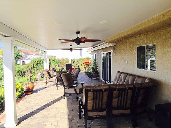 Covered patio w/fans & light