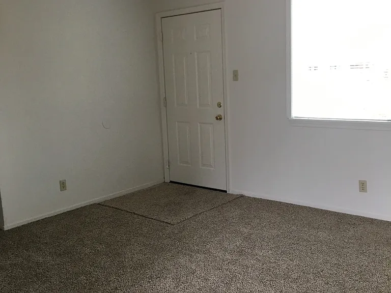 3228 Fairview Ct — Photo 3
