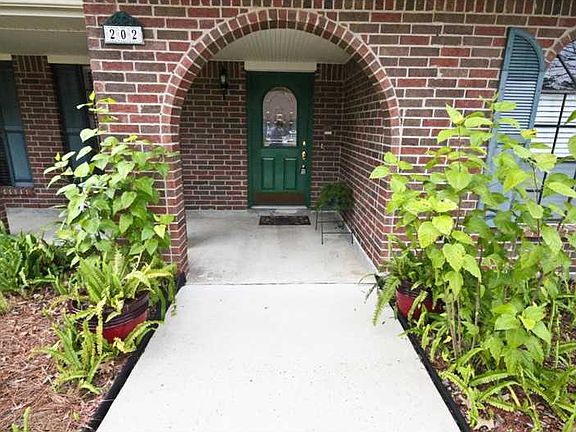 5th image of 202 Tallwood Dr