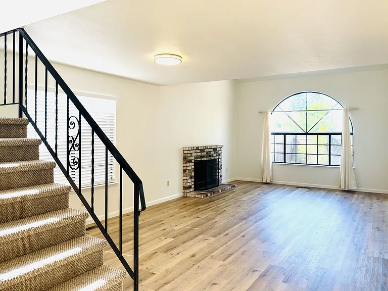 1537 Yarberry Dr — Photo 3