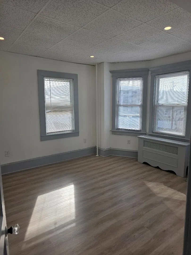 105 S Victoria Ave - B1 — Photo 3