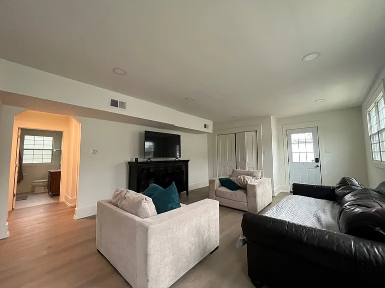3326 Robert St — Photo 3
