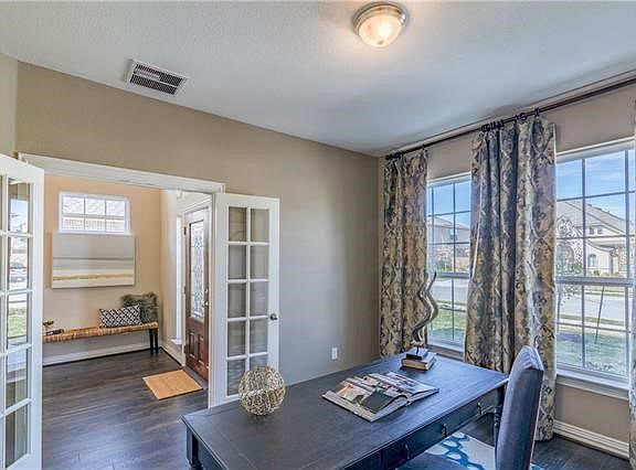 Office/study with beautiful natural light and nice view to the street.