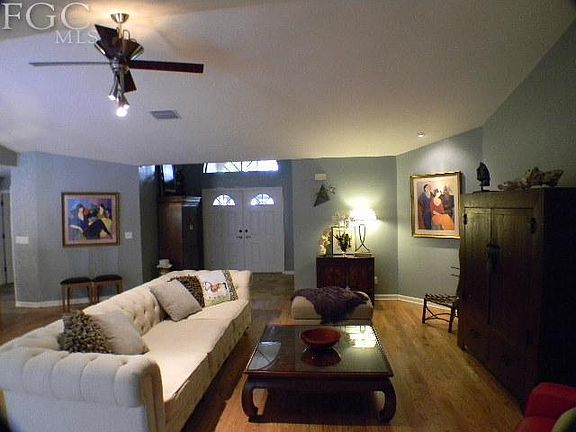 4th image of 912 SW 52nd St