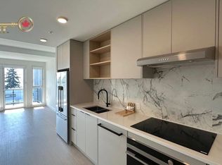 422 E 3rd St #555, North Vancouver, BC V7L 1E6