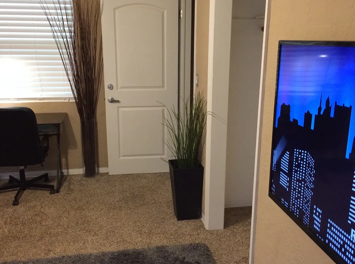 1090 Margaret Drive - 5 — Photo 3