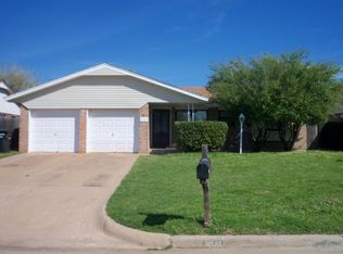 1041 NW 9th St, Moore, OK 73160