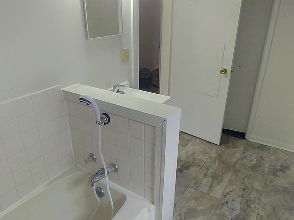 4th image of 250 Crosby St APT 1