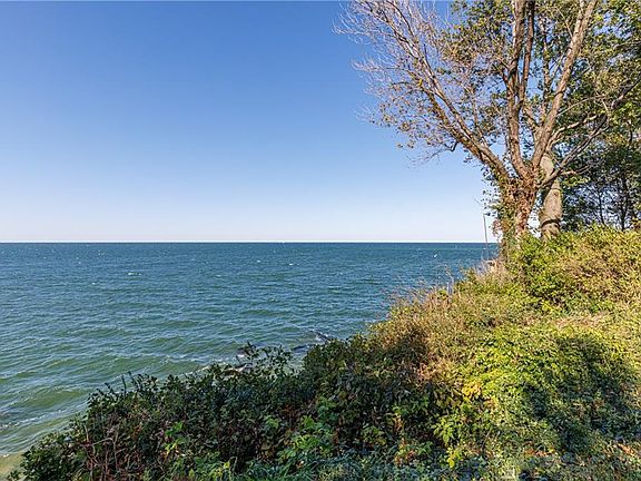 4th image of 22591 Edgecliff Dr