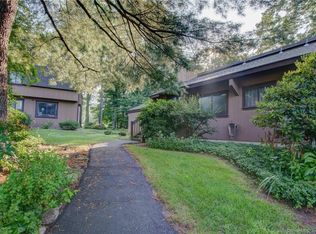 25 Canterbury Ln #25, Avon, CT 06001