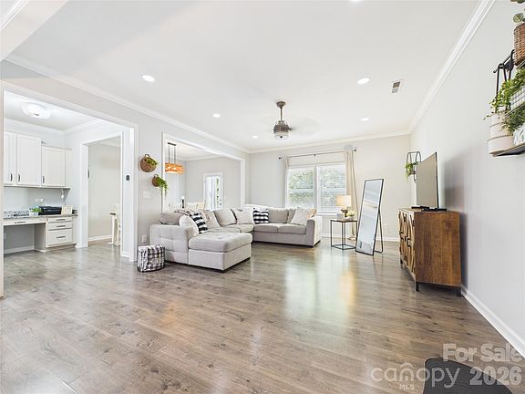 4th image of 619 Samet St