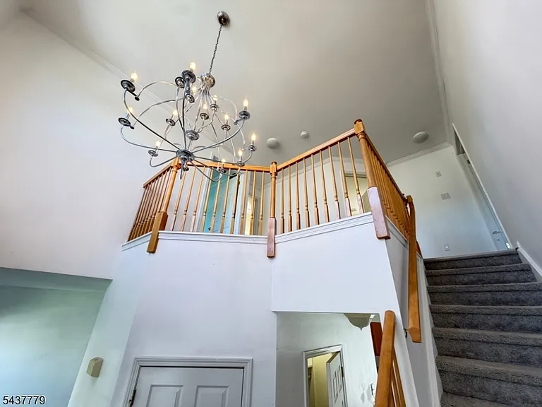 373 Stonehenge Dr — Photo 3