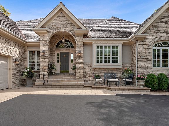 2nd image of 30 Lakeside Ln