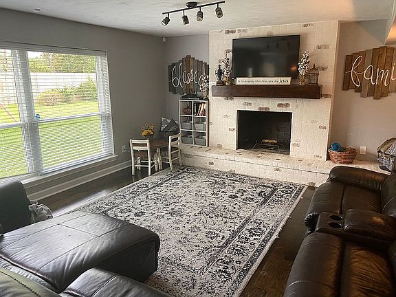 3rd image of 4620 Elmhurst Dr