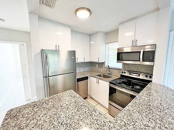4th image of 627 NE 10th Ave #11004029