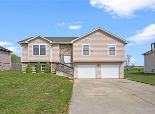 961 N Hickory Dr, Tonganoxie, KS 66086