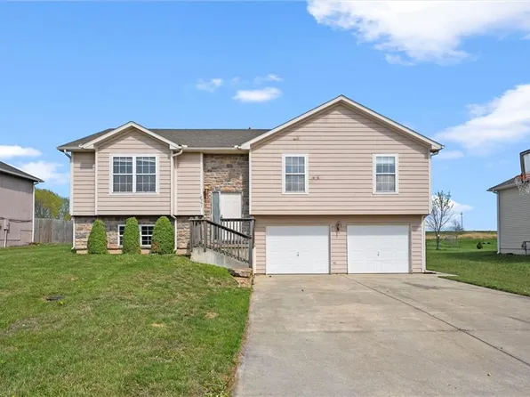 961 N Hickory Dr, Tonganoxie, KS 66086