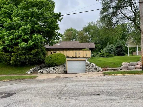 910 E Euclid Ave, Monmouth, IL 61462