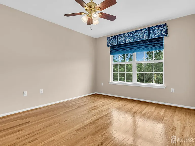 8 Edith Dr — Photo 27