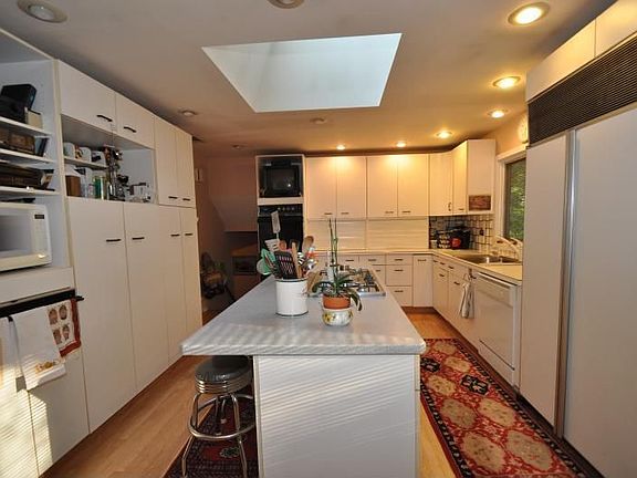 Custom Designed Eat-In Kitchen