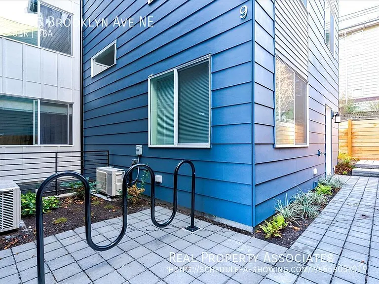 5255 Brooklyn Ave NE — Photo 32
