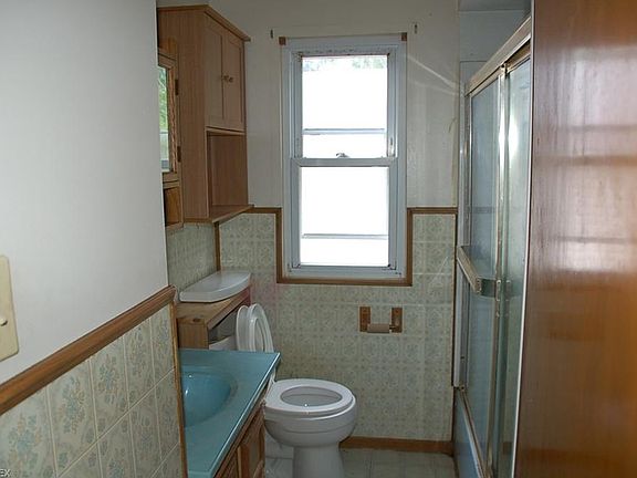 3rd image of 6130 Traymore Ave