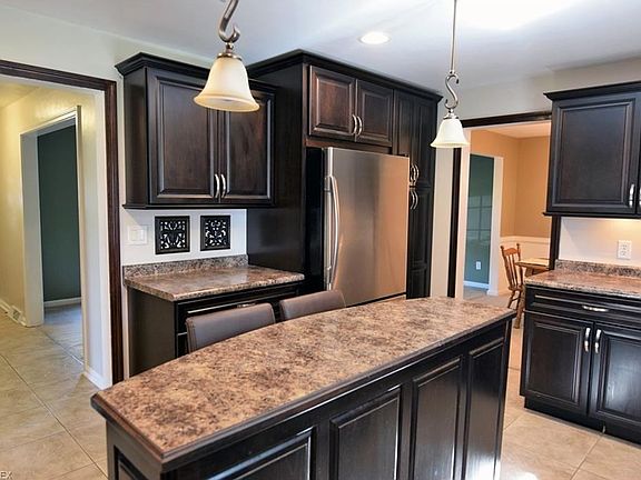 4th image of 81 Mayflower Dr
