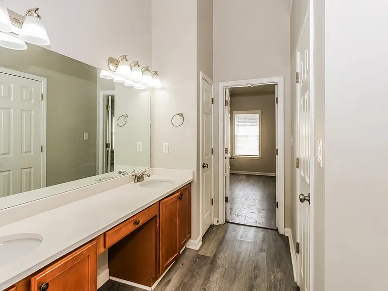 1043 Averett Cv — Photo 13