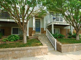 1687 Village Trl E UNIT 4, Maplewood, MN 55109