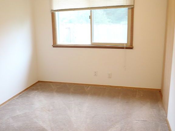 4th image of 1002 196th St E