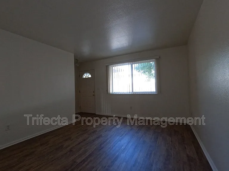 2121 35th Ave #18 — Photo 2