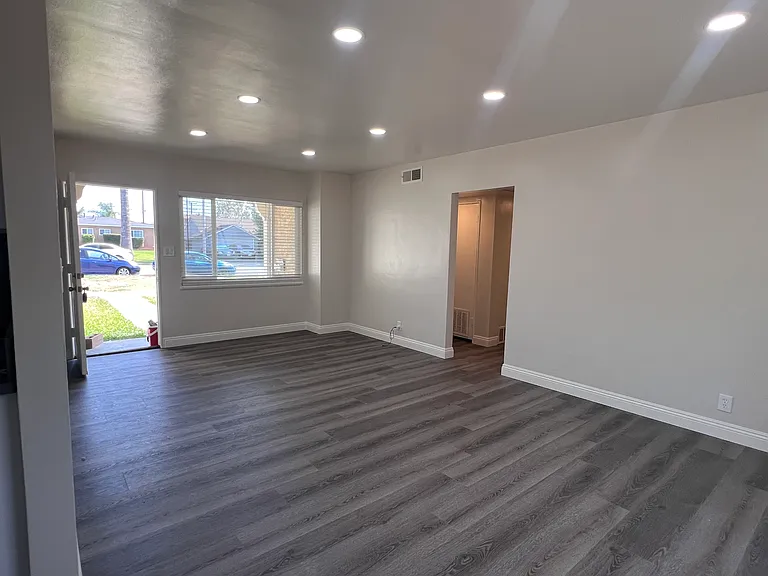 915 E Wingate St — Photo 12
