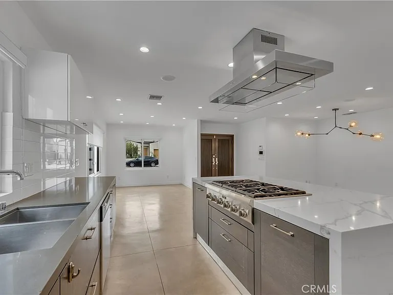 4925 Nagle Ave — Photo 10