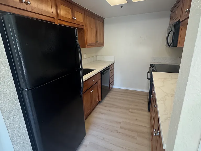 1043 Southwood Dr #J — Photo 12