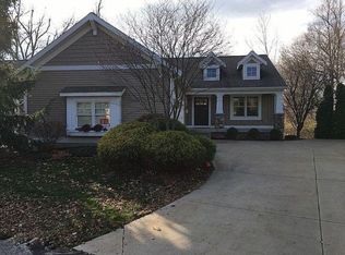 2207 W Greenstone Dr SE, Grand Rapids, MI 49546