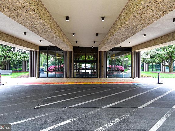 5th image of 5225 Pooks Hill Rd APT 1214N