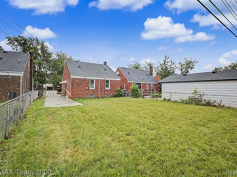 1670 Riverbank St — Photo 30