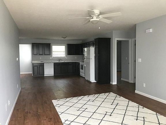 3rd image of 211 Wildrose Ln APT B