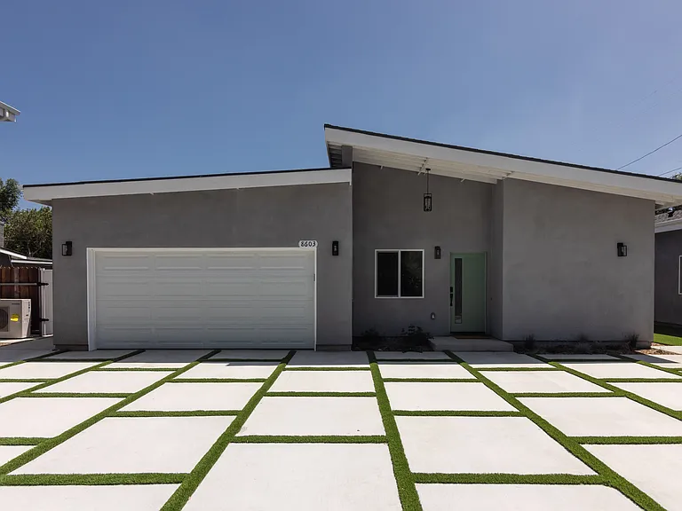8603 Comanche Ave — Photo 2