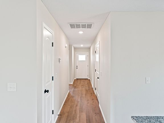 4th image of 416 N Cherokee Trail