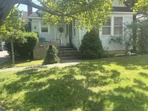 39 Redmond Ave, Bay Shore, NY 11706